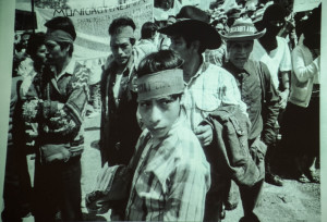 Fotografia de Ferrari sobre o movimento dos Zapatistas, no México.  Foto reprodução: Virgínia Andrade
