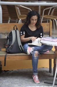 Questão de tempo: Lorena aproveita o tempo livre entre as aulas da graduação e o curso de alemão para atualizar os estudos (Foto: Gustavo Salgado)