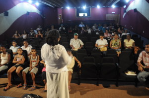 Vilma Reis conversa com a plateia durante exibição do filme Raça Foto: Hieros Vasconcelos_Sepromi.BA