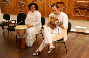 Músicos ligados à Brahma Kumaris se apresentaram na abertura da exposição. Foto: Gustavo Salgado