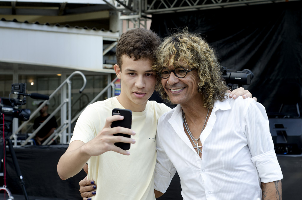Alisson Suzarte, de 15 anos, com Luiz Caldas, de quem é um grande fã. - Fotos de Catarina Reimão.