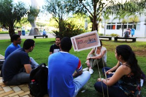 Estudantes do grupo Poliglotas se reúnem na Praça das Artes Foto: Greice Mara