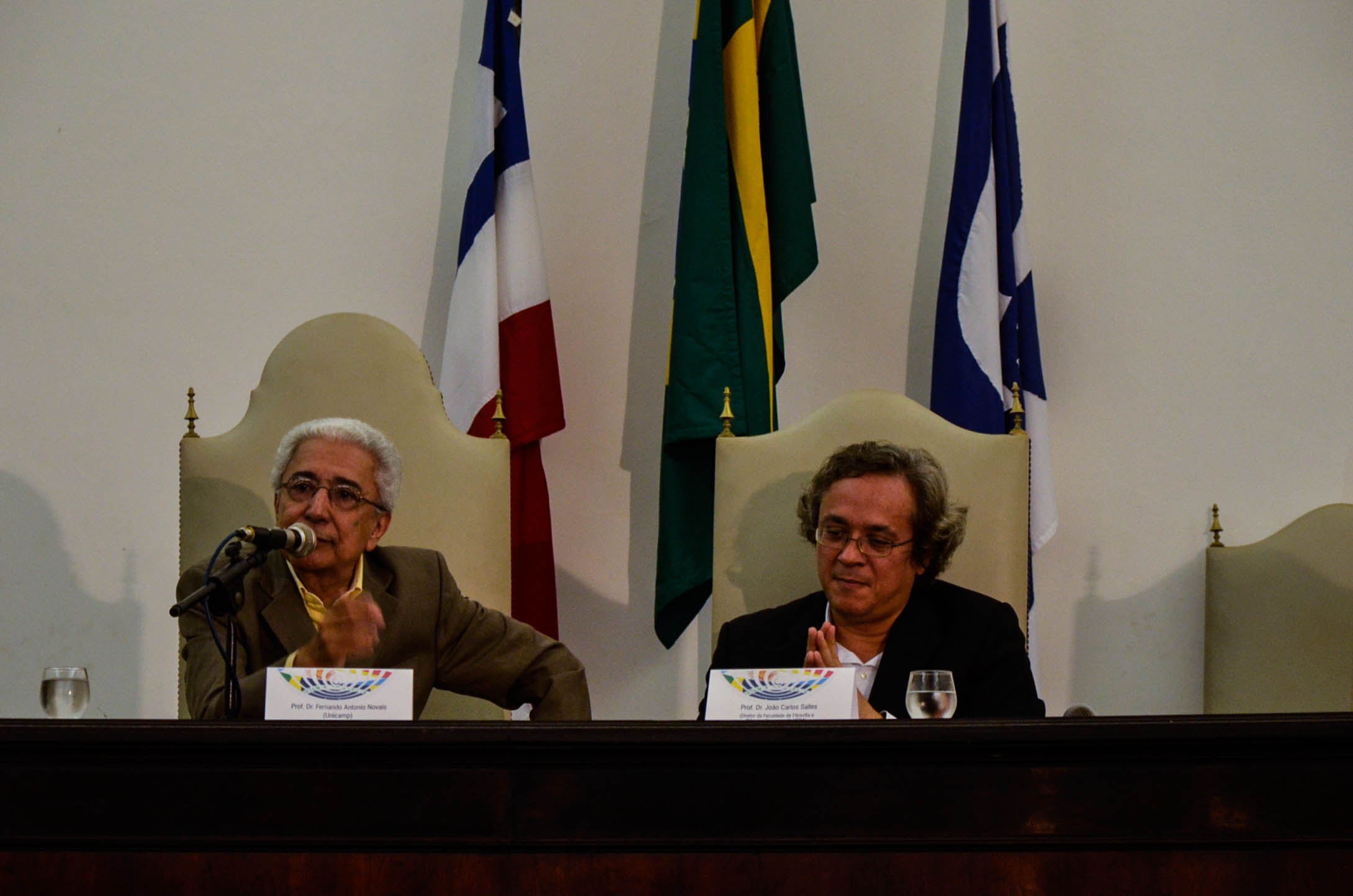 O professor Antônio Novais (à esquerda), fala sobre as interpretações da independência do Brasil.
Foto: Virgínia Andrade