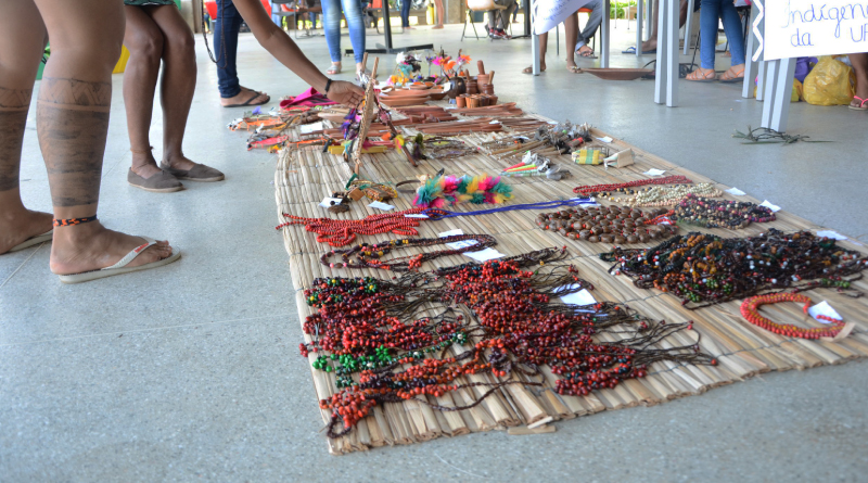 A feira contou com a venda de ervas, comidas típicas e acessórios.