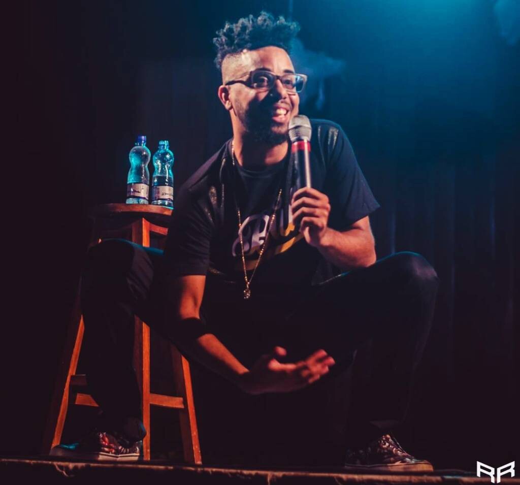 O humorista Danilo Santiago em apresentação de stand up em fevereiro deste ano (Foto: Rafael Rodrigues)