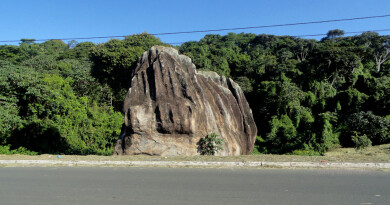 A Pedra de Xangô é considerada sagrada pelos praticantes do Candomblé e é um local de oferendas (Foto: Tony Bittencourt)
