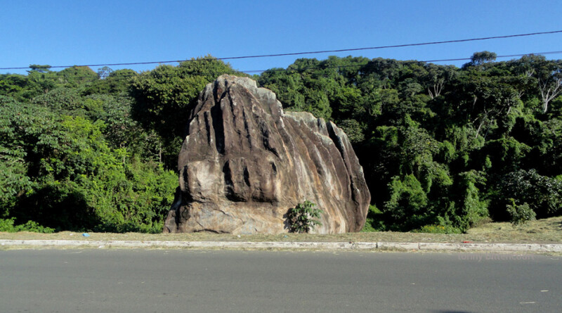 A Pedra de Xangô é considerada sagrada pelos praticantes do Candomblé e é um local de oferendas (Foto: Tony Bittencourt)