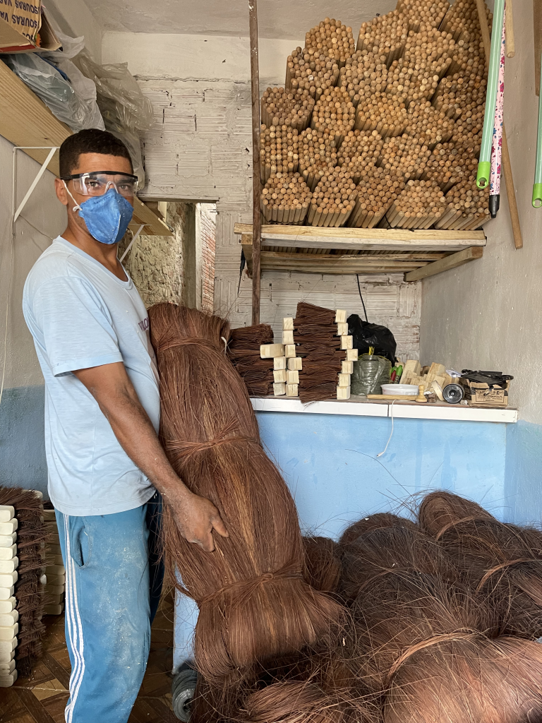 Erenildo encontrou o momento ideal para investir no sonho de ter a fábrica própria de vassouras (Foto: Ruan Amorim)