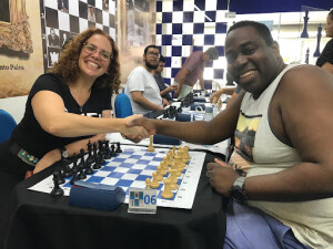 Gina e Nailton jogam no torneio blitz do Circuito de Xadrez Pinto Paiva / Foto: Arquivo pessoal