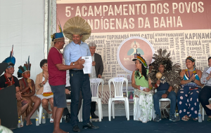 Entrega de documento final, resultado das ações do acampamento, ao Governador da Bahia, Jerônimo Rodrigues (PT-BA).  Foto: Glenda Dantas