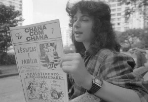 Ativista brasileira Rosely Roth segurando o boletim ChanacomChana. Foto: Acervo Folha de São Paulo
