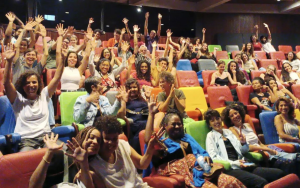 Primeira sessão do Cine Furta-Cor presencialmente no dia 8 de agosto de 2023, mês da visibilidade lésbica na Sala de Arte, em Salvador. Foto: Mariana Passos/instagram @cinefurtacor