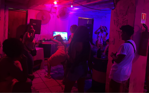 Madrugada na Marujada com mulheres dançando e cantando no Sapaokê. Foto: Laura Rosa Matos