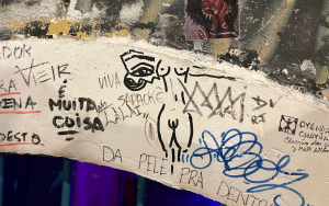 Manifestações nas paredes do bar onde acontece o karaokê com protagonismo  sapatão em Salvador. Foto: Laura Rosa Matos