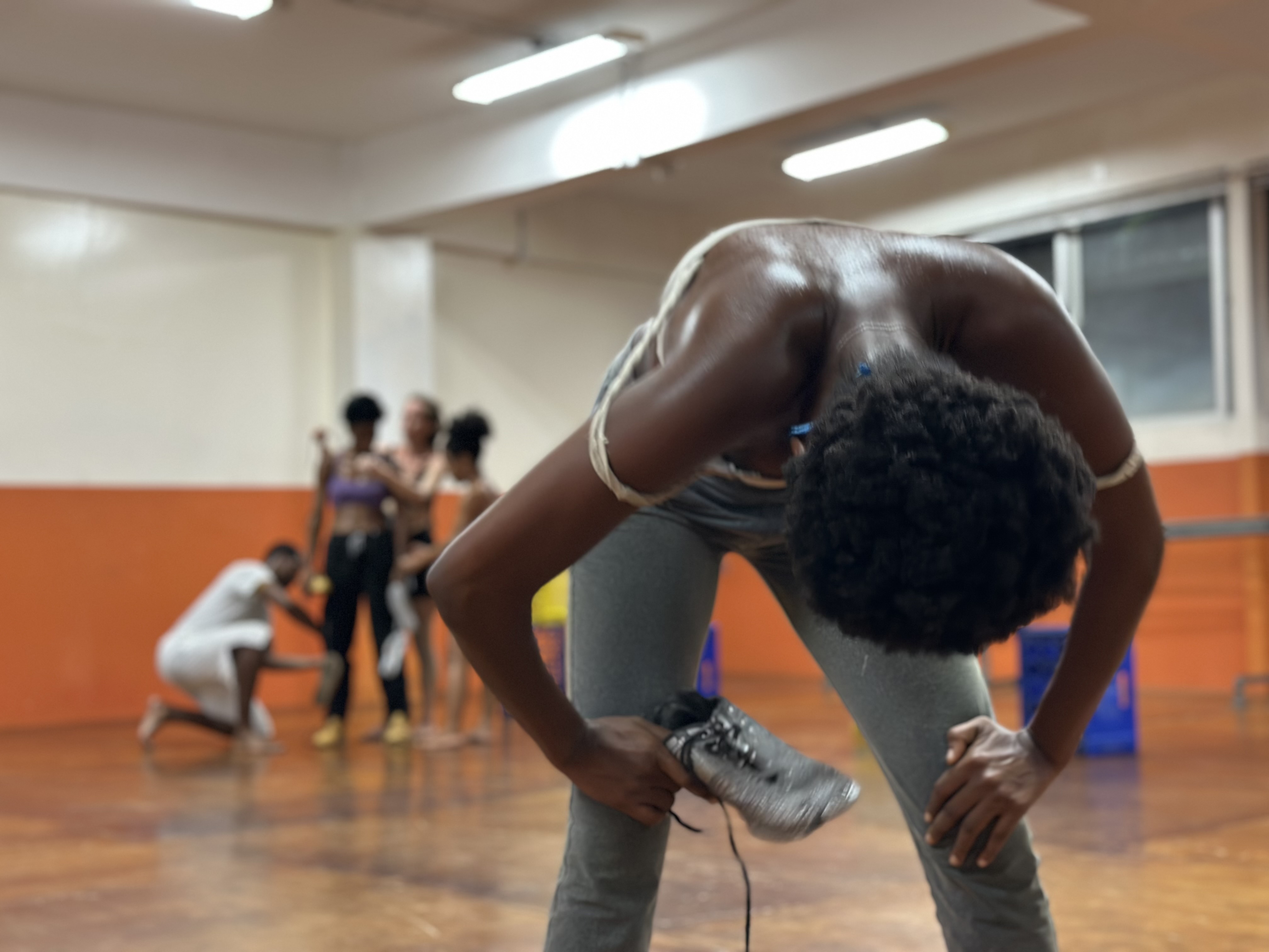 Gambiarras: Espetáculo de dança que explora as diversas formas de movimento em contextos periféricos, está em cartaz em Salvador