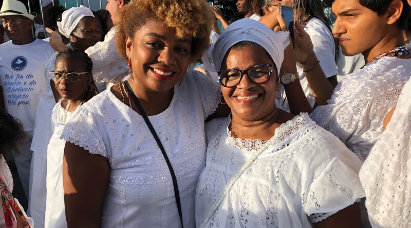 Renata Dias e Ialorixá Valnízia Ayrá na Caminhada do Povo Santo