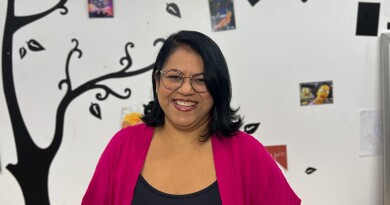 Mães na universidade: Conheça Edneide Cerqueira. Mãe, confeiteira, educadora e universitária Mães na universidade: Conheça Edneide Cerqueira. Mãe, confeiteira, educadora e universitária