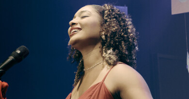 Janine faz sua grande estreia no Sollar Experience e marca novo momento na cena de Salvador Janine faz sua grande estreia no Sollar Experience e marca novo momento na cena de Salvador