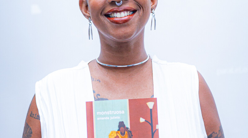 Amanda_Julieta_no_primeiro_lanamento_de_Monstruosa_ocorrido_em_maro_de_2026_no_MUNCAB_-_foto_por_Daniel_Cerqueira_(2)