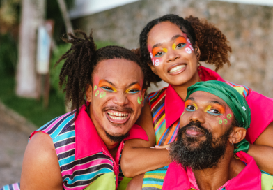 Espetáculo musicado e bilíngue “Fala, Ìbejì” ocupa praças de Salvador de 27 de março a 12 de abril