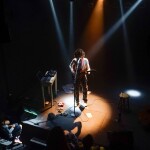 João Denovaro estreia projeto solo “Circunstâncias Inacreditáveis” no Teatro Gamboa