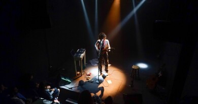 João Denovaro estreia projeto solo “Circunstâncias Inacreditáveis” no Teatro Gamboa