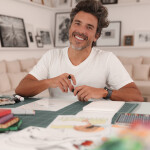 Chico Baldini apresenta exposição com 155 cadernos no Ativa Atelier Livre