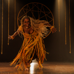 Solo de dança SAVALU – uma inscrição no tempo faz travessia pelos ciclos da existência no Quinta da Casa, da Casa Rosa