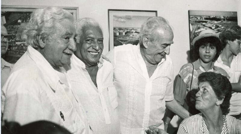 CADERNO 2
exposição de fotos do acervo de A TARDE no evento Open Air Brasil de cinema
Na foto: Dorival Caymmi entre Jorge Amado e Carybé, obás do Ilê Axé Opô Afonjá
Foto: CEDOC A TARDE
Data: 28/04/1984