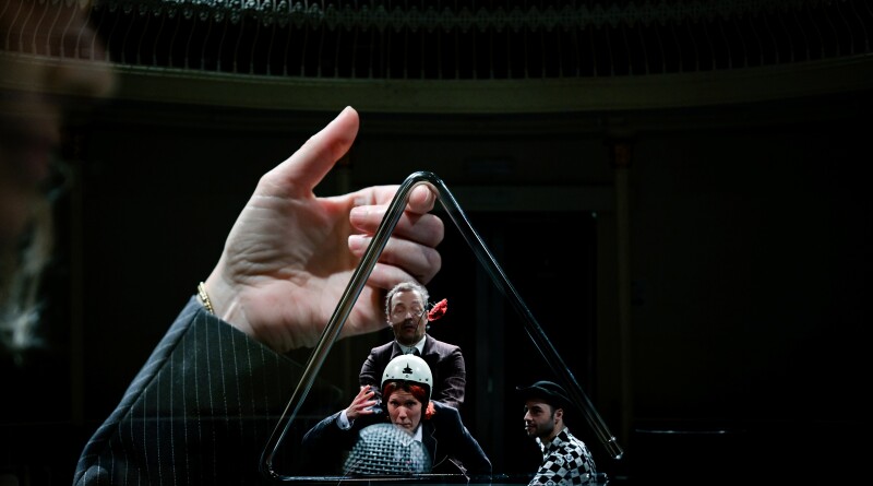 Espetáculo O Rinoceronte do grupo Teatro da Garagem_foto de Carlos Porfirio_2_edit