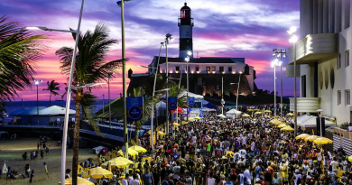 23ª Parada do Orgulho LGBT+ Bahia reúne 13 trios em Salvador na véspera do feriado da Independência