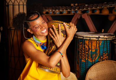 “A Menina Akili e Seu Tambor Falante” chega a Salvador com apresentações gratuitas nos dias 13 e 14 de outubro