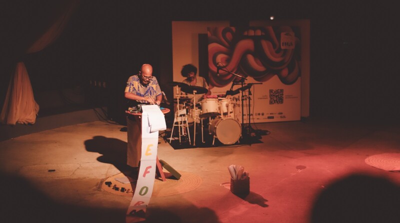 Alex_Simes_em_POEFORMANCE_-_foto_por_Pedro_Paulo_Guisande